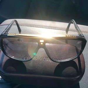 Louis Vuitton evidence sunglasses
